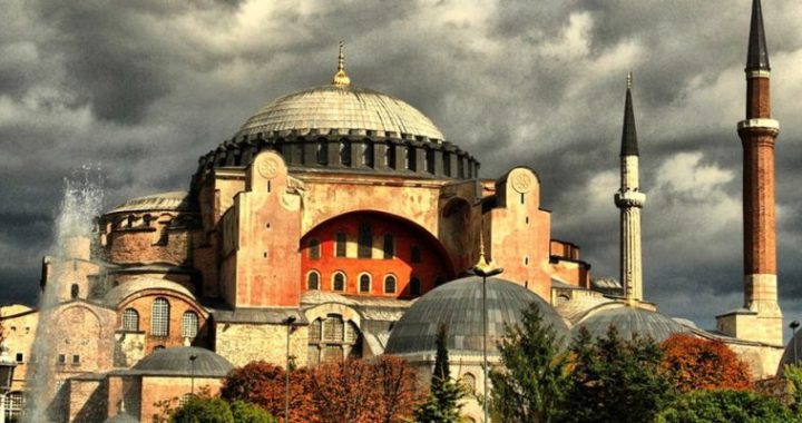 Οι Τούρκοι προκαλούν εν μέσω κοροναϊού: Πρώτη φορά ιμάμης καλεί για προσευχή εντός της Αγιάς Σοφιάς.