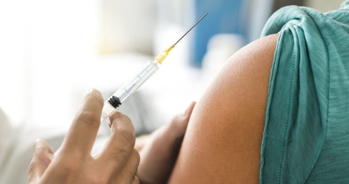 Κορονοϊός: Πρώτο δοκιμαστικό εμβόλιο σε 43χρονη μητέρα.